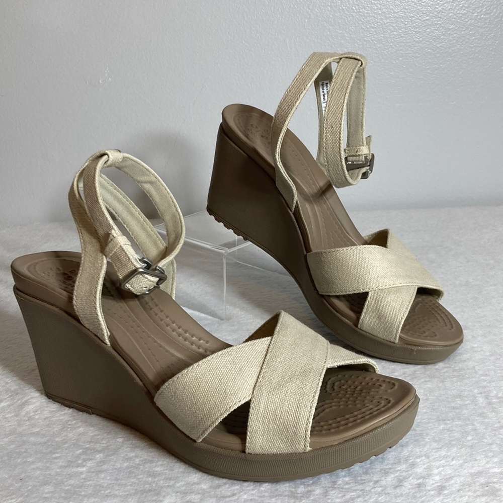 Crocs Womens Leigh II Adjustable Ankle Strap Wedge Comfort Sandal Size 7 Beige